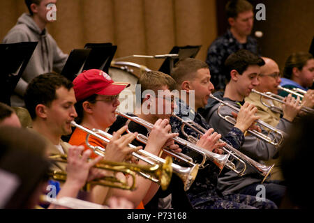 WASHINGTON (26 mars 2014) Les étudiants de l'école secondaire d'Oswego Oswego, dans l'Illinois, s'asseoir à côté de membres de la Marine américaine Harmonie lors d'une répétition. La U.S. Navy Band la musique à l'école programme enseigne aux jeunes à propos de la musique et l'importance du service naval. Banque D'Images