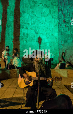 Jérusalem, Israël. 30Th May, 2018. Un ultra-orthodoxes Haredi ('') l'homme jouant de la guitare près des remparts de la vieille ville de Jérusalem pendant la Fête des Lumières 2018. C'est le 10e anniversaire du festival, festival, Israël, Jérusalem, Jérusalem. Le Festival des lumières dans la vieille ville, juive, qui attire des centaines de milliers de visiteurs dans la vieille ville de Jérusalem, qui est éclairé par de nombreuses sculptures d'éclairage et de crédit montre : Yagil Henkin/Alamy Live News Banque D'Images