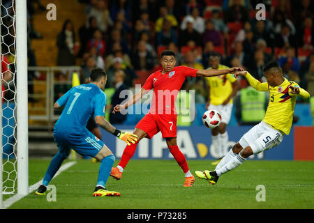 Moscou, Russie. 3 juillet, 2018. Jesse Lingard d'Angleterre concours ball avec Wilmar Barrios de la Colombie au cours de match entre la Colombie et l'Angleterre valide pour le huitième de finale de la finale de la Coupe du Monde 2018, tenue à l'Otkrytie Arena de Moscou, Russie. (Photo : Marcelo Machado de Melo/Fotoarena) Crédit : Foto Arena LTDA/Alamy Live News Banque D'Images