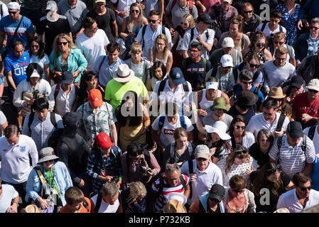 Londres, Royaume-Uni. 3 juillet, 2018. Les spectateurs sont amenés dans le parc par des gardes de sécurité du tennis de Wimbledon 2018, jour 2. Londres, Royaume-Uni, 03 juillet 2018 Photo : Raymond Tang/Alamy Live News Banque D'Images