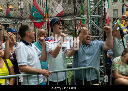 New York, NY - 3 juillet 2018 : l'Angleterre fans réagir lors de la Coupe du Monde FIFA 2018 match entre la Colombie et la Russie Angleterre parrainé par Telemundo Deportes du Rockefeller Center Crédit : lev radin/Alamy Live News Banque D'Images