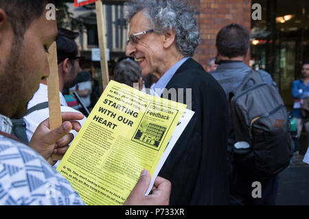 Londres, Royaume-Uni. 3 juillet, 2018. Piers Corbyn avec les militants pour le logement social et contre l'épuration ethnique de manifestations devant les bureaux de Southwark Council à l'occasion d'un vote par le Comité de planification du Conseil de Southwark sur l'UAL Delancey plan de développement. Le plan de développement, critiqué par la critique devrait remplacer l'éléphant et Château shopping centre, un point de convergence pour la communauté latino-américaine, avec des logements de luxe et un nouveau bâtiment pour l'UAL London College of Communication (LCC). Credit : Mark Kerrison/Alamy Live News Banque D'Images