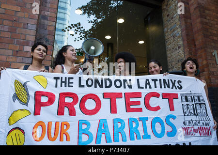 Londres, Royaume-Uni. 3 juillet, 2018. Les militants pour le logement social et contre l'épuration ethnique, y compris des étudiants de UAL, protester devant les bureaux de Southwark Council à l'occasion d'un vote par le Comité de planification du Conseil de Southwark sur l'UAL Delancey plan de développement. Le plan de développement, critiqué par la critique devrait remplacer l'éléphant et Château shopping centre, un point de convergence pour la communauté latino-américaine, avec des logements de luxe et un nouveau bâtiment pour l'UAL London College of Communication (LCC). Credit : Mark Kerrison/Alamy Live News Banque D'Images