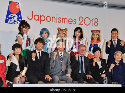 2 juillet 2018, Tokyo, Japon : (avant, L-R) Designer Junko Koshino, chanteuse et actrice Shingo Katori, le Premier ministre japonais Shinzo Abe, Ambassadeur de France au Japon, Laurent Pic, Gouverneur de Tokyo, Yuriko Koike et actrice Kirin Kiki assister à la fête de départ de 'Japonisme : 2018 âmes en harmonie" dans Tokyo, Japon le 2 juillet 2018. Le Japon et la culture populaire traditionnelle de l'événements, dont des expositions d'art, représentations théâtrales, 100 films et d'artifice seront réalisées en France principalement à Paris pour 160e anniversaire de l'établissement de relations diplomatiques entre la France et le Japon en 2018. (Photo par AF Banque D'Images