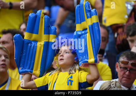 Saint-pétersbourg, Russie. 06Th Juillet, 2018. jeune suédois fan, fan de football, garçon, enfant. Suède (SWE) Suisse (SUI) 1-0, Série de 16, tour de jeu, 16, 55 le 07/03/2018 à Saint Petersburg, Arena Saint Petersburg. Coupe du Monde de Football 2018 en Russie à partir de la 14.06. - 15.07.2018. Utilisation dans le monde entier | Credit : dpa/Alamy Live News Banque D'Images