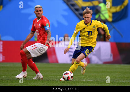 Saint-pétersbourg, Russie. 06Th Juillet, 2018. Emil FORSBERG (SWE), action, les duels contre Valon Behrami (SUI), la Suède (SWE) Suisse (SUI) 1-0, Série de 16, tour de jeu, 16, 55 le 07/03/2018 à Saint Petersburg, Arena Saint Petersburg. Coupe du Monde de Football 2018 en Russie à partir de la 14.06. - 15.07.2018. Utilisation dans le monde entier | Credit : dpa/Alamy Live News Banque D'Images