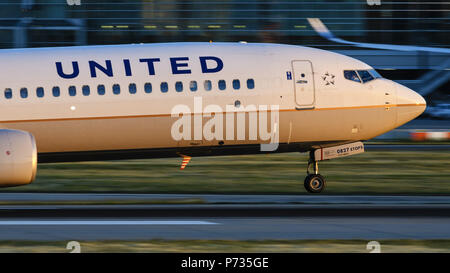 Richmond, Colombie-Britannique, Canada. 2 juillet, 2018. Un United Airlines Boeing 737-900ER (N67827) single-couloir à fuselage étroit, avion de ligne à l'atterrissage. Credit : Bayne Stanley/ZUMA/Alamy Fil Live News Banque D'Images