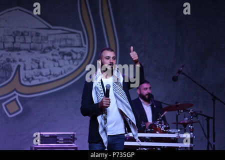 Bireh, Cisjordanie, territoire palestinien. 3 juillet, 2018. Chanteur jordanien Hussein Salman exécute pendant un concert à al-Bireh Festival, dans la ville cisjordanienne Bireh, le 3 juillet 2018 Crédit : Shadi Hatem/APA/Images/fil ZUMA Alamy Live News Banque D'Images