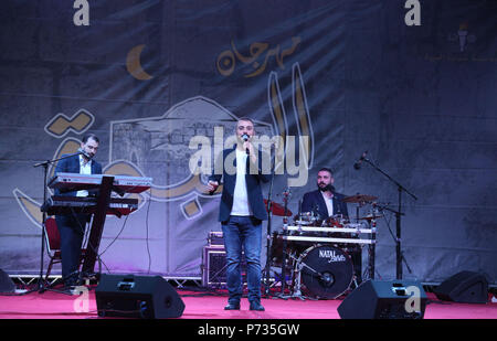 Bireh, Cisjordanie, territoire palestinien. 3 juillet, 2018. Chanteur jordanien Hussein Salman exécute pendant un concert à al-Bireh Festival, dans la ville cisjordanienne Bireh, le 3 juillet 2018 Crédit : Shadi Hatem/APA/Images/fil ZUMA Alamy Live News Banque D'Images