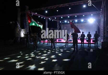 Bireh, Cisjordanie, territoire palestinien. 3 juillet, 2018. Assister à un concert par les Palestiniens chanteur jordanien Hussein Salman à al-Bireh Festival, dans la ville cisjordanienne Bireh, le 3 juillet 2018 Crédit : Shadi Hatem/APA/Images/fil ZUMA Alamy Live News Banque D'Images