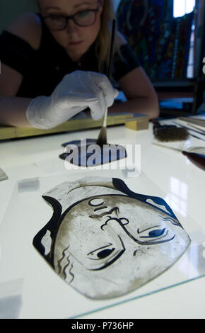 28.06.2018, la Saxe-Anhalt, Naumburg : restaurateur de l'Angleterre, Emily Yates, travaille sur une représentation de Saint Maurice dans l'atelier de restauration de verre de la cathédrale de Naumburg. Le vitrail sera plus tard compléter la partie manquante dans une fenêtre à partir de la zone west choir. La fenêtre décoratifs appartiennent au stock précieux de la vitre du Chœur de l'ouest de Naumburg à partir de la fin du 13e siècle. Depuis décembre, les magnifiques vitraux de la chorale de l'Ouest ont été restaurés par une équipe d'experts et d'pravently sécurisé. Il est prévu que la première fenêtre sera prêt et installé au début du mois d'octobre. Banque D'Images