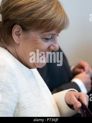 Berlin, Allemagne. 06Th Juillet, 2018. La chancelière allemande, Angela Merkel, de l'Union chrétienne-démocrate (CDU) arrive à une réunion de faction de son parti. Crédit : Bernd von Jutrczenka/dpa/Alamy Live News Banque D'Images