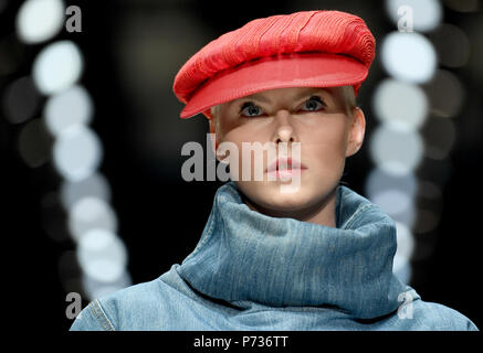 Berlin, Allemagne. 06Th Juillet, 2018. Un modèle présente la mode durable à l'Greenshowroom fashion show lors de la Berlin Fashion Week, qui se déroule jusqu'au 07 juillet. Credit : Britta Pedersen/dpa-Zentralbild/dpa/Alamy Live News Banque D'Images