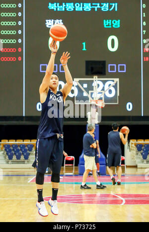 Heo Young, le 4 juillet 2018 : joueur de basket-ball sud-coréen Heo Ung (L) participation aux formations à Chung Ju-yung Ryugyong Gymnasium ou Arène Pyongyang à Pyongyang, la Corée du Nord. Le 100-sud-coréen forte délégation d'athlètes, entraîneurs, fonctionnaires et journalistes est arrivé à Pyongyang mardi. La Corée du Sud et du Nord tiendra quatre matches de basket-ball amical de Corée à Pyongyang du 4 au 5 juillet. Les matchs de basket-ball inter-coréen se tiendra pour la première fois en 15 ans. Utilisez uniquement rédactionnel presse Crédit : Piscine à Pyeongyang/AFLO/Alamy Live News Banque D'Images
