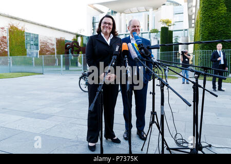 Berlin, Allemagne. 06Th Juillet, 2018. Olaf Scholz, Ministre allemand des finances du parti social-démocrate (SPD) et le SPD Andrea Nahles Chef de faction arriver à parler à la presse sur le règlement des différends de l'asile. Crédit : Carsten Koall/dpa/Alamy Live News Banque D'Images