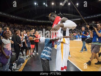 Nouveau-brunswick, Deutschland. 29 Juin, 2018. Dennis SCHROEDER (Schroder) (GER) étreignant un enfant, l. Sa famille avec mère Fatou. Basket-ball Qualification WC, de l'Allemagne (GER) - Autriche (AUT) 85:63, le 29.06.2018 à Braunschweig, Allemagne. Utilisation dans le monde entier | Credit : dpa/Alamy Live News Banque D'Images