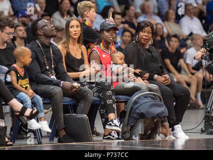 Nouveau-brunswick, Deutschland. 29 Juin, 2018. La famille de Dennis SCHROEDER (Schroder) (GER/non représentée), l. être Frère Che, r. Sa mère Fatou. Basket-ball Qualification WC, de l'Allemagne (GER) - Autriche (AUT) 85:63, le 29.06.2018 à Braunschweig, Allemagne. Utilisation dans le monde entier | Credit : dpa/Alamy Live News Banque D'Images