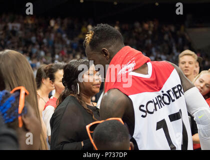 Nouveau-brunswick, Deutschland. 29 Juin, 2018. La famille de Dennis SCHROEDER (Schroder) (GER) avec sa mère Fatou l. Basket-ball Qualification WC, de l'Allemagne (GER) - Autriche (AUT) 85:63, le 29.06.2018 à Braunschweig, Allemagne. Utilisation dans le monde entier | Credit : dpa/Alamy Live News Banque D'Images