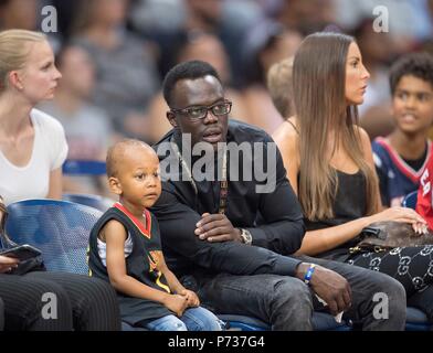 Nouveau-brunswick, Deutschland. 29 Juin, 2018. La famille de Dennis SCHROEDER (Schroder) (GER/non représentée), l. Frère Che. Basket-ball Qualification WC, de l'Allemagne (GER) - Autriche (AUT) 85:63, le 29.06.2018 à Braunschweig, Allemagne. Utilisation dans le monde entier | Credit : dpa/Alamy Live News Banque D'Images