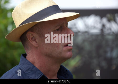 Dunmurry, UK. 4 juillet, 2018. Joe Swift, jardin anglais designer, Journaliste et personnalité de la télévision assiste aux RHS Hampton Court Palace Flower Show qui se déroule jusqu'au 8 juillet 2018. C'est le plus grand spectacle de fleurs dans le monde, couvrant plus de 34 hectares avec l'élément central étant la longue marche. Il y a plusieurs jardins à admirer et obtenir des idées ainsi que des stands de fleurs et plantes et jardin toutes sortes de fonctionnalités. Larby Keith Crédit/Alamy Live News Banque D'Images