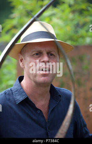 Dunmurry, UK. 4 juillet, 2018. Joe Swift, jardin anglais designer, Journaliste et personnalité de la télévision assiste aux RHS Hampton Court Palace Flower Show qui se déroule jusqu'au 8 juillet 2018. C'est le plus grand spectacle de fleurs dans le monde, couvrant plus de 34 hectares avec l'élément central étant la longue marche. Il y a plusieurs jardins à admirer et obtenir des idées ainsi que des stands de fleurs et plantes et jardin toutes sortes de fonctionnalités. Larby Keith Crédit/Alamy Live News Banque D'Images