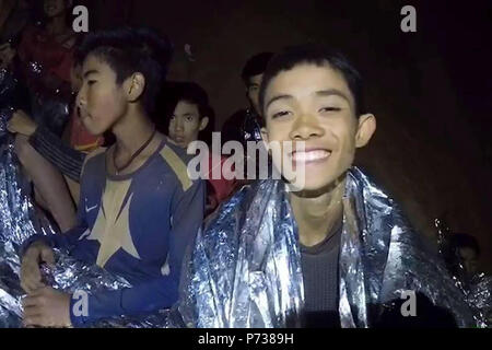 Chiang Rai. 4 juillet, 2018. Les jeunes footballeurs piégés sont vus dans la grotte de Chiang Rai, Thaïlande, le 4 juillet 2018. Source : Xinhua/Alamy Live News Banque D'Images