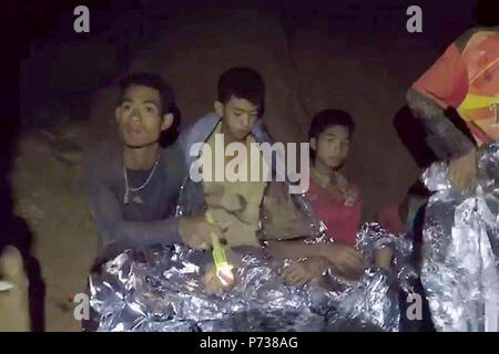 Chiang Rai. 4 juillet, 2018. Les jeunes footballeurs piégés sont vus dans la grotte de Chiang Rai, Thaïlande, le 4 juillet 2018. Source : Xinhua/Alamy Live News Banque D'Images