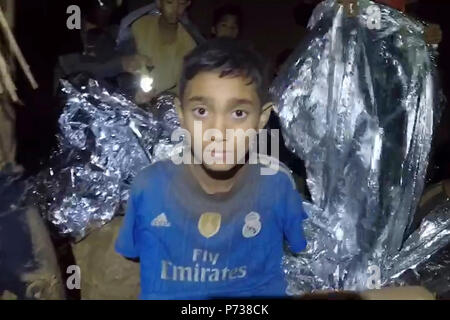 Chiang Rai. 4 juillet, 2018. Un jeune footballeur piégé est vu dans la grotte de Chiang Rai, Thaïlande, le 4 juillet 2018. Source : Xinhua/Alamy Live News Banque D'Images