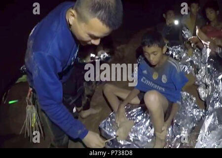 Chiang Rai. 4 juillet, 2018. Un médecin (L) vérifie une blessure du joueur dans la grotte de Chiang Rai, Thaïlande, le 4 juillet 2018. Source : Xinhua/Alamy Live News Banque D'Images