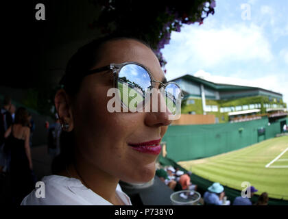 4 juillet 2018, l'All England Lawn Tennis et croquet Club, Londres, Angleterre ; le tennis de Wimbledon, jour 3 ; femmes spectateur observant les courts de championnat portant des Ray Ban Banque D'Images