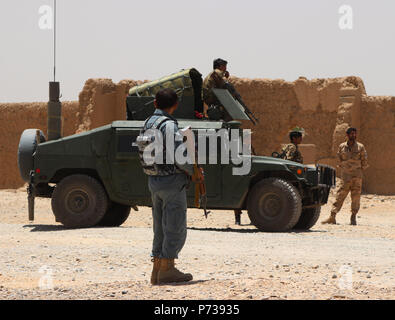 Lashkar Gah, l'Afghanistan. 4 juillet, 2018. Les membres des forces de sécurité afghanes de prendre part à une opération militaire dans la province de Helmand, au sud de l'Afghanistan, le 4 juillet 2018. Quelque 132 militants ont été tués et 28 autres blessés lors d'opérations militaires et de frappes aériennes en Afghanistan depuis le début de mardi, le ministère de la Défense a déclaré mercredi. Credit : Abdul Aziz Safdari/Xinhua/Alamy Live News Banque D'Images