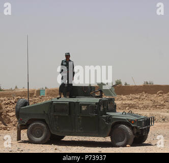 Lashkar Gah, l'Afghanistan. 4 juillet, 2018. Un membre de la force de sécurité de l'Afghanistan prend part à une opération militaire dans la province de Helmand, au sud de l'Afghanistan, le 4 juillet 2018. Quelque 132 militants ont été tués et 28 autres blessés lors d'opérations militaires et de frappes aériennes en Afghanistan depuis le début de mardi, le ministère de la Défense a déclaré mercredi. Credit : Abdul Aziz Safdari/Xinhua/Alamy Live News Banque D'Images