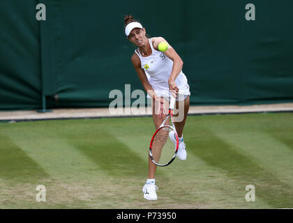 Londres, Royaume-Uni. 4 juillet 2018, l'All England Lawn Tennis et croquet Club, Londres, Angleterre ; le tennis de Wimbledon, jour 3 ; Mihaela Buzarnescu (ROM) sert au cours de son deuxième tour contre Katie Swan (GBR) : Action de Crédit Plus Sport Images/Alamy Live News Banque D'Images