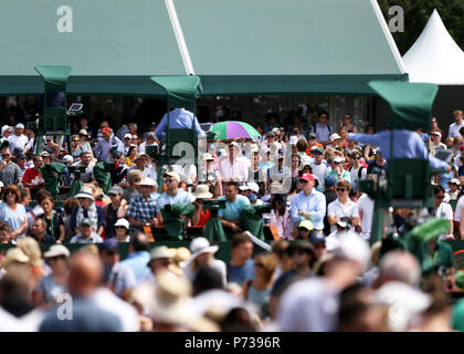 Londres, Royaume-Uni. 4 juillet 2018, l'All England Lawn Tennis et croquet Club, Londres, Angleterre ; le tennis de Wimbledon, jour 3 ; des milliers de fans de remplir les tribunaux de championnat : Action Crédit Plus Sport Images/Alamy Live News Banque D'Images