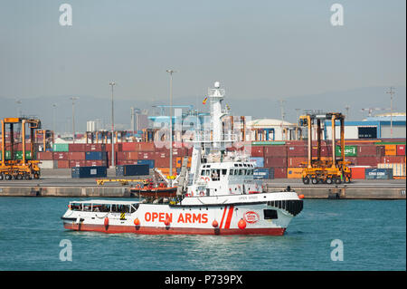 Barcelone. Le 04 juillet, 2018. Les bras ouverts de bateau, de l'ONG espagnole Proactiva bras ouverts, d'approches pour l'amarrage dans le port de Barcelone. Le bateau a navigué jusqu'à l'aide humanitaire Espagne avec 60 immigrants de 14 nationalités ont sauvé le samedi dans les eaux près de la Libye, après qu'il a été rejeté par l'Italie et Malte. Banque D'Images