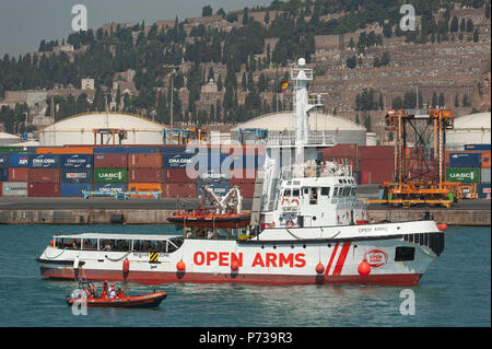 Barcelone. Le 04 juillet, 2018. Les bras ouverts de bateau, de l'ONG espagnole Proactiva bras ouverts, d'approches pour l'amarrage dans le port de Barcelone. Le bateau a navigué jusqu'à l'aide humanitaire Espagne avec 60 immigrants de 14 nationalités ont sauvé le samedi dans les eaux près de la Libye, après qu'il a été rejeté par l'Italie et Malte. Banque D'Images