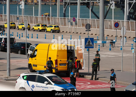 Barcelone. Le 04 juillet, 2018. Les membres de la police de la garde civile, inspecter tous les véhicules qui tentent d'accéder au quai où le bateau de l'ONG Proactiva bras ouverts. Le bateau a navigué jusqu'à l'aide humanitaire Espagne avec 60 immigrants de 14 nationalités ont sauvé le samedi dans les eaux près de la Libye, après qu'il a été rejeté par l'Italie et Malte. Banque D'Images