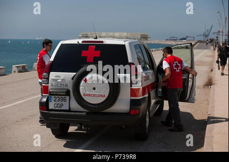 Barcelone. Le 04 juillet, 2018. Les membres de la Croix Rouge quitter après avoir donné une petite conférence de presse à tous les médias se sont réunis pour recevoir le bateau de sauvetage les bras ouverts. Le bateau a navigué jusqu'à l'aide humanitaire Espagne avec 60 immigrants de 14 nationalités ont sauvé le samedi dans les eaux près de la Libye, après qu'il a été rejeté par l'Italie et Malte. Banque D'Images