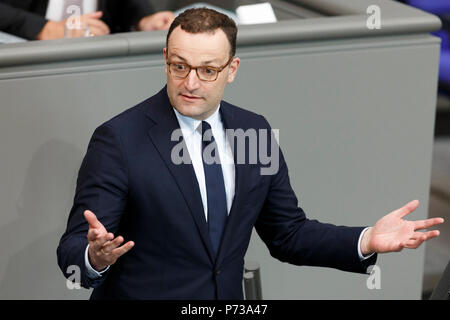 Berlin, Allemagne. 06Th Juillet, 2018. Le ministre de la santé allemand Jens Spahn de l'Union chrétienne-démocrate (CDU) parle à une session du Bundestag allemand. Crédit : Carsten Koall/dpa/Alamy Live News Banque D'Images