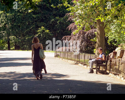 Glasgow, Scotland, UK 4 Juillet. Météo Royaume-uni:Sunny sizzling temps persiste et le quartier west end riches met en valeur les habitants et les touristes à la grâce du parc Kelvingrove .Gérard Ferry/Alamy news Banque D'Images