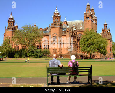 Glasgow, Scotland, UK 4 Juillet. Météo Royaume-uni:Sunny sizzling temps persiste et le quartier west end riches met en valeur les habitants et les touristes à la grâce, musée et galerie d'art Kelvingrove Park.Gérard Ferry/Alamy news Banque D'Images