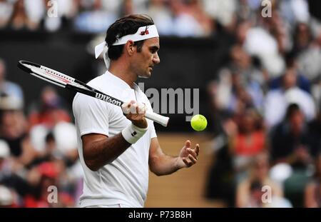 Londres, Royaume-Uni. 4 juillet, 2018. Roger Federer Suisse réagit au cours de la deuxième ronde du tournoi match contre Lukas Lacko de la Slovaquie lors de la Tennis de Wimbledon à Londres, Angleterre le 4 juillet 2018. Federer a gagné 3-0. Credit : Guo Qiuda/Xinhua/Alamy Live News Banque D'Images