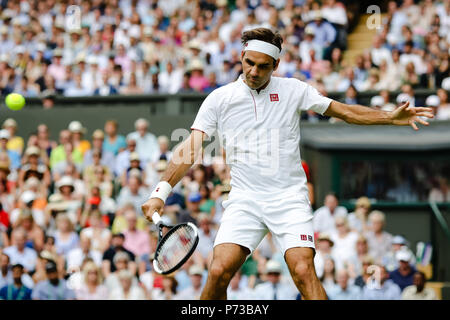 Londres, Royaume-Uni, 4 juillet 2018 : Champion en titre Roger Federer en action pendant le jour 3 au tennis de Wimbledon 2018 au All England Lawn Tennis et croquet Club à Londres. Crédit : Frank Molter/Alamy live news Banque D'Images