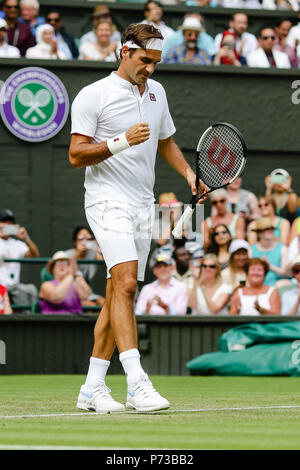 Londres, Royaume-Uni, 4 juillet 2018 : Champion en titre Roger Federer en action pendant le jour 3 au tennis de Wimbledon 2018 au All England Lawn Tennis et croquet Club à Londres. Crédit : Frank Molter/Alamy live news Banque D'Images