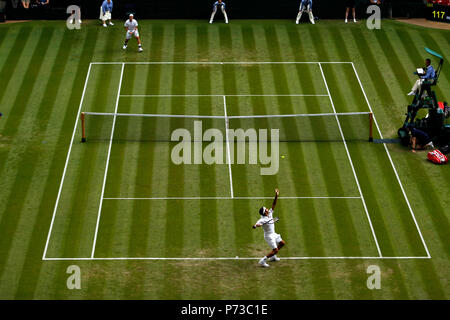 Londres, Angleterre - Juillet 4th, 2018. Wimbledon Tennis : Roger Federer servant à Lukas Lacko de la Slovaquie au cours de leur deuxième tour aujourd'hui à Wimbledon Crédit : Adam Stoltman/Alamy Live News Banque D'Images