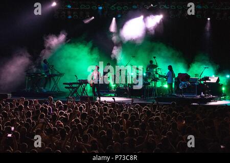 Milwaukee, Wisconsin, États-Unis. 3 juillet, 2018. Favoriser les personnes pendant le Festival de musique Summerfest à Henry Maier Festival Park à Milwaukee, Wisconsin Crédit : Daniel DeSlover/ZUMA/Alamy Fil Live News Banque D'Images