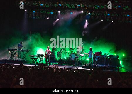 Milwaukee, Wisconsin, États-Unis. 3 juillet, 2018. Favoriser les personnes pendant le Festival de musique Summerfest à Henry Maier Festival Park à Milwaukee, Wisconsin Crédit : Daniel DeSlover/ZUMA/Alamy Fil Live News Banque D'Images