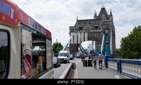 Londres, Angleterre. 4e juillet 2018. Une glace van est garé près de London's Tower Bridge sur une autre journée très chaude. La canicule actuelle va continuer. ©Tim Ring/Alamy Live News Banque D'Images