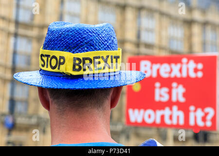 Westminster, Londres, 4 juillet 2018. Organisateur Steven Bray sports un Brexit' 'Stop hat, car les chauffeurs à l'appui de la SODEM hoot 'Brexit - est-ce que ça en vaut la peine'. SODEM, Stand de défi mouvement européen anti-Brexit quotidien de protestation devant le Parlement de Westminster. Credit : Imageplotter News et Sports/Alamy Live News Banque D'Images