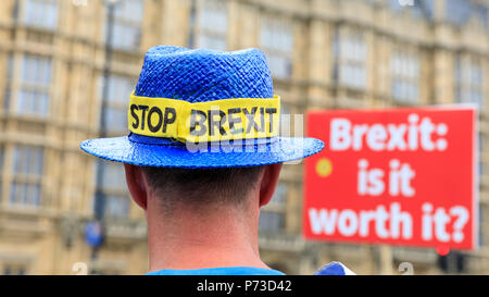 Westminster, Londres, 4 juillet 2018. Organisateur Steven Bray sports un Brexit' 'Stop hat, car les chauffeurs à l'appui de la SODEM hoot 'Brexit - est-ce que ça en vaut la peine'. SODEM, Stand de défi mouvement européen anti-Brexit quotidien de protestation devant le Parlement de Westminster. Credit : Imageplotter News et Sports/Alamy Live News Banque D'Images